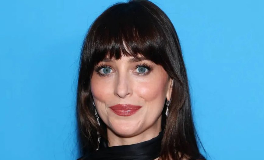 worldofreel's tweet image. DAKOTA JOHNSON is set to direct “A Tree is Blue,” starring CHARLI XCX and JESSICA — production begins next month

tinyurl.com/4pn5fb5n