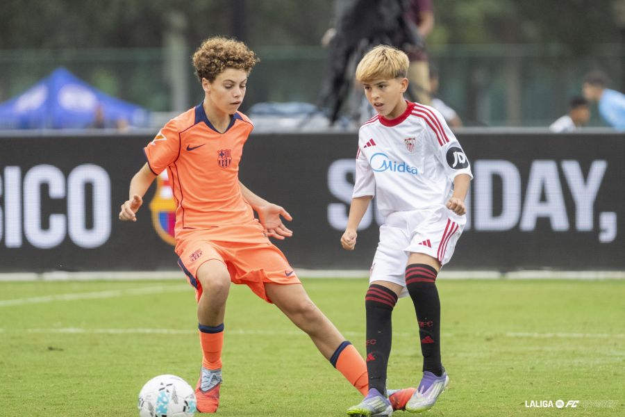CanteraSFC's tweet image. 🏆 TORNEOS | Empate con sabor amargo en el tercer partido de la #LALIGAFCFUTURES Internacional, que les deja fuera de la fase final en Orlando. ¡Ánimo, chavales!

#SevillaFCInfB 1-1 @FCBmasia 

⚽️ Mateo.

#CanteraSevillaFC