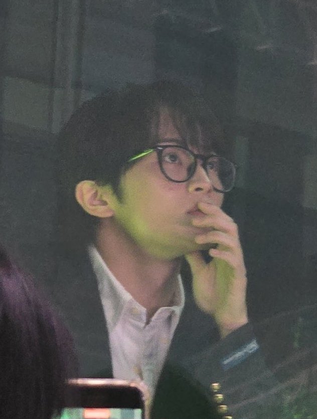 merlynsie's tweet image. มาร์คที่คอนพี่โดยอง ㅠㅠㅠㅠ แต่งตัวงี้ใส่แว่นแบบนี้ดูอย่างตั้งใจ เหมือนซีอีโอหนุ่มมาก มาประชุมธุรกิจ