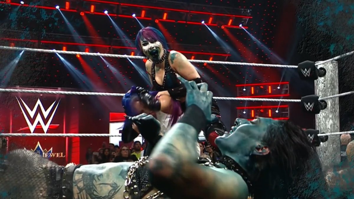 ExposingIWC's tweet image. It&apos;s hard to follow that up but at least it&apos;s a tag match so it&apos;s a different match type with a real story. #WWECrownJewel