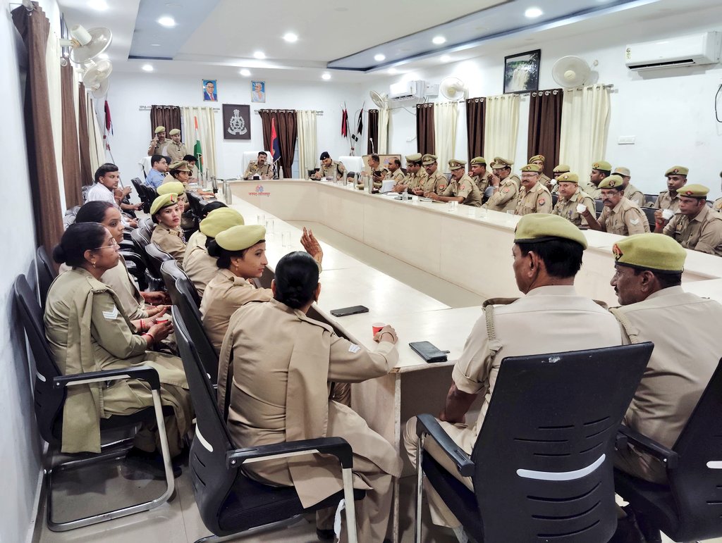 lalitpurpolice's tweet image. जनपद में प्रस्तावित #UPPSC–2025 परीक्षा  को दृष्टिगत रखते हुए अपर पुलिस अधीक्षक @kaloosingh द्वारा रिजर्व पुलिस लाइन्स में परीक्षा ड्यूटी मे लगे सभी पुलिस अधि0गण/कर्म0गण को आवश्यक दिशा-निर्देश देकर ब्रीफ किया गया ।