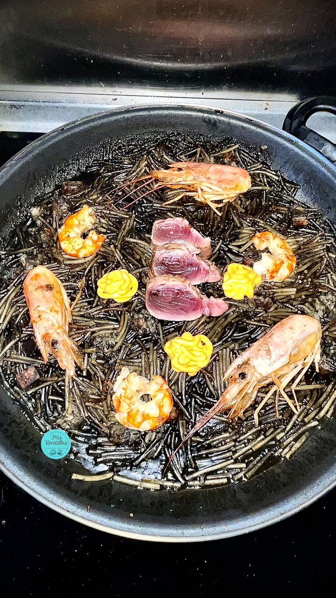 Hoy os traigo una de mis recetas favoritas para cocinar en casa: fideos negros con gambones y bacoreta, acompañados de un alioli suave de pimientos asados que aporta un toque de sabor irresistible.