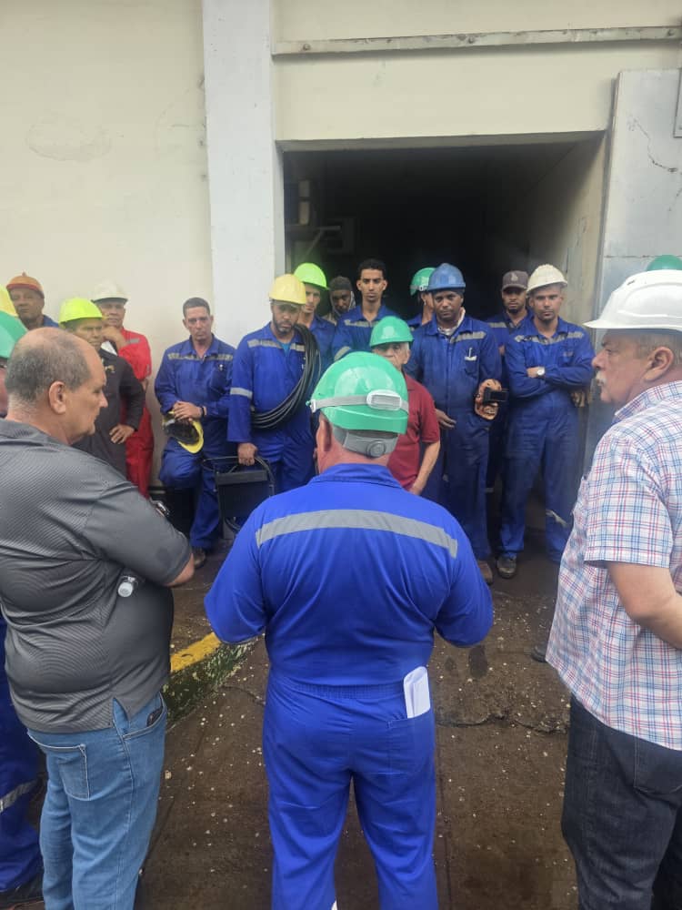 En la tarde de ayer <a href="/VicentedelaO2/">Vicente de la O Levy</a> junto a las principales autoridades de #Cienfuegos y <a href="/AlfredoLpezVald/">Alfredo López Valdés</a> sostuvieron intercambio con los  soldadores que trabajan en el mantenimiento a la unidad 4 CTE Céspedes. Destaca el compromiso de estos hombres para vencer dificultades.