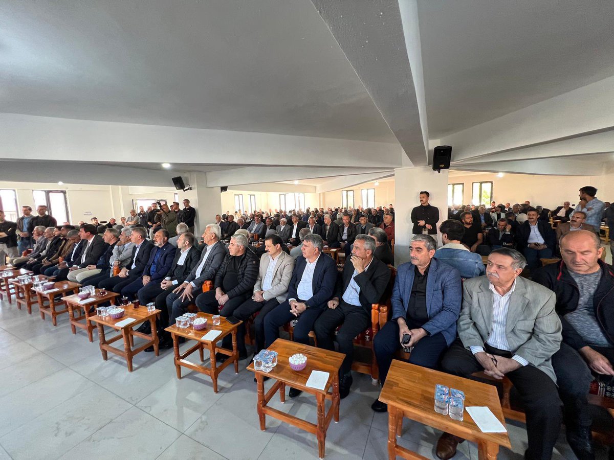 📍 Karlıova | Barış Merasimi

Karlıova’da yıllardır süregelen bir husumetin sona erdiği, gönüllerin helalleştiği anlamlı bir güne tanıklık ettik.
Tiryaki ve Aktaş aileleri, büyük bir olgunluk ve imanla barışarak kardeşliğin en güzel örneğini sergilediler.

Bu toprakların mayası
