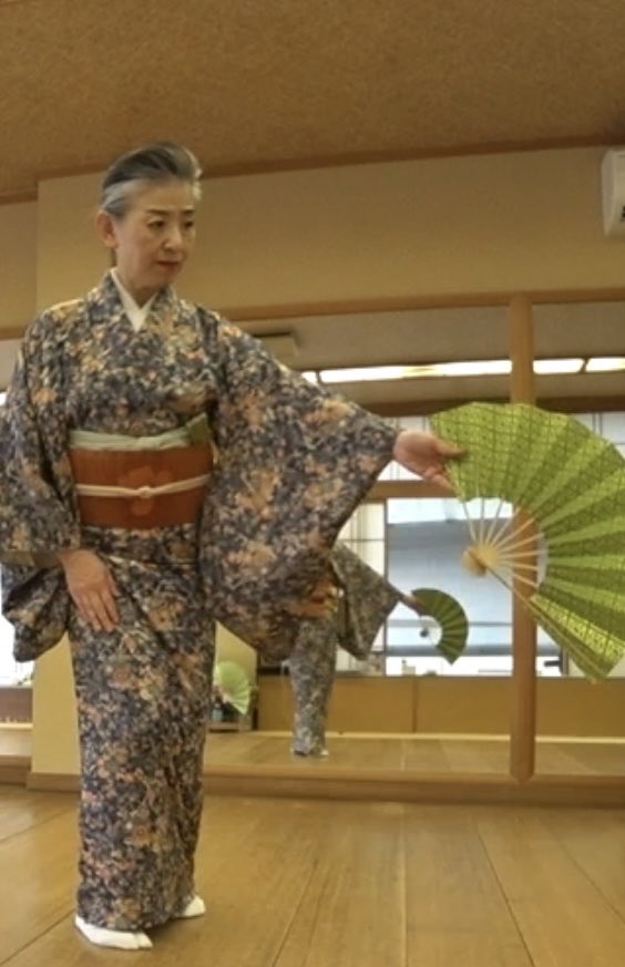 KSakura21's tweet photo. 11月の籍30周年記念の会で踊る演目の一つは　地唄「葵の上」
題名��「＃葵の上」ですが象徴として舞台上に置かれた打掛が「葵の上」を表すだけで、主人公は生霊となって「葵の上」を取り殺す六条御息所の恐ろしくも哀れな物語
秀逸な振付が舞踊家冥利に尽きる演目です https://t.co/nTMLCehkBb