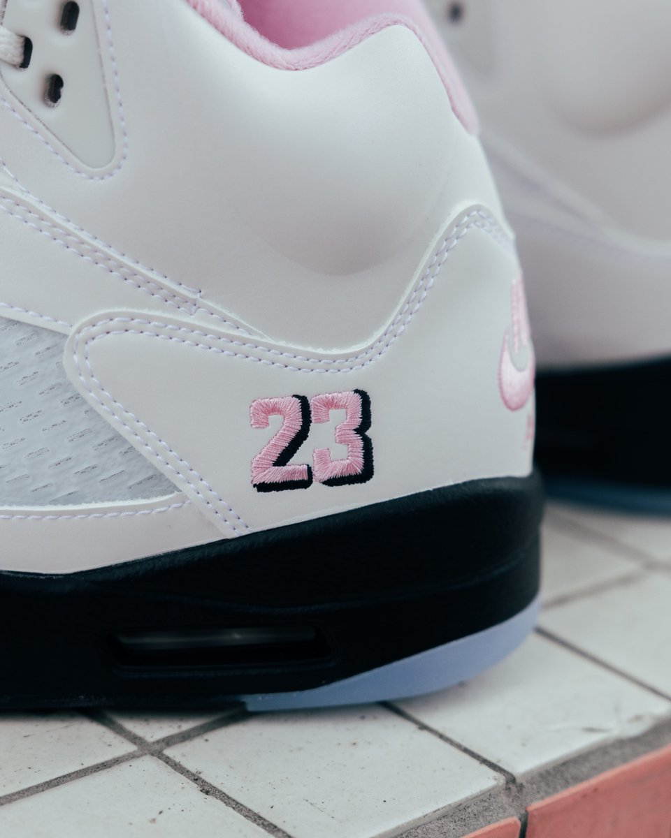 DTLRVILLA's tweet image. Pink never looked so good! The Retro #Jordan 5 &apos;Medium Soft Pink&apos; is now available in-store and online. 

Link to shop: bit.ly/4o4gDJh