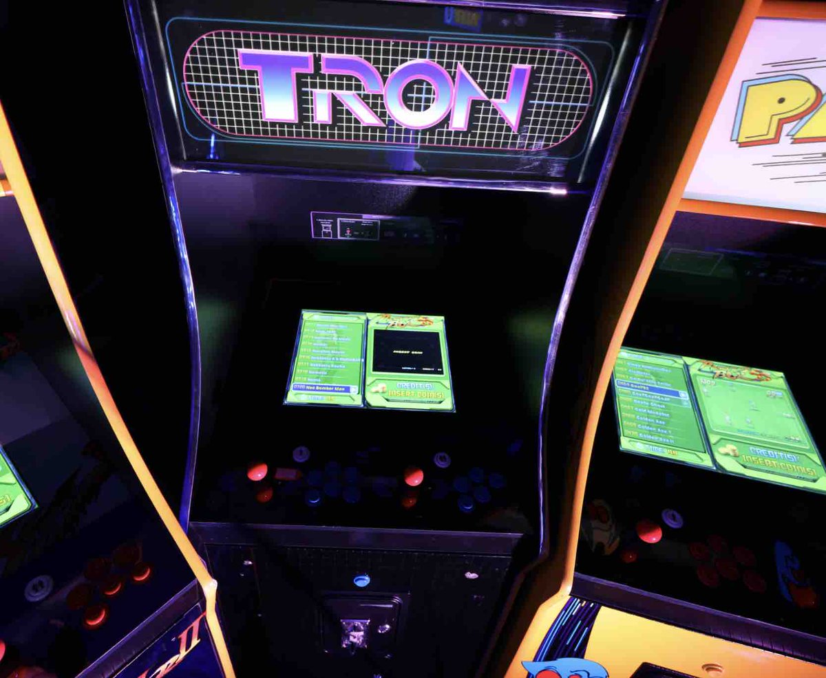 KonixInteract's tweet image. Le saviez-vous ?

La borne d’arcade Tron (1982) a été un vrai carton : elle s’est écoulée à plus de 10 000 exemplaires et a généré environ 45 millions de dollars de revenus, soit davantage que le film qui n’avait rapporté que 33 millions au box-office !