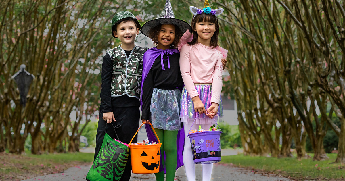 From fun headbands and hats to creepy props and makeup, we’ve got the essentials to make your Halloween unforgettable! 🕷️🖤