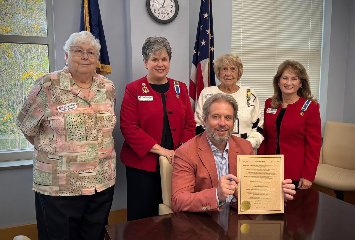 Recently I signed a Proclamation recognizing the Judith Randolph-Longwood Chapter, DAR, for 100 years of service to Farmville and the surrounding area—advancing historic preservation, education, and patriotism.
Happy 100th, and thank you for a century of service! 🇺🇸 
#farmvilleva
