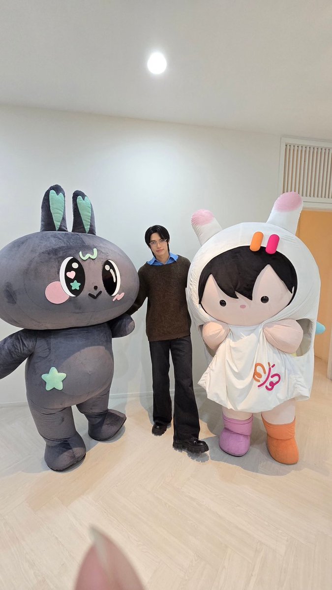 ivluvly's tweet image. it feels like win come to metaa school and meet his friend and their parents😂

WIN METAA FANIVAL FANSIGN

#GMMTVFANIVALxWin 
#METAA
#winmetawin