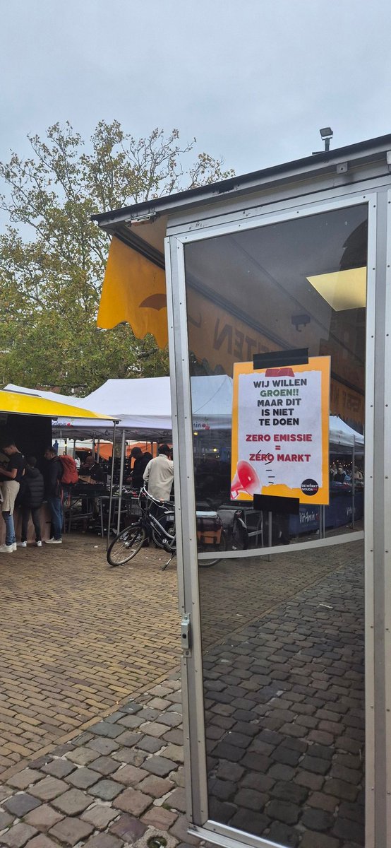 Ondernemers op de Markt demonstreren (zonder hinder) tegen de zero-emissiezone en waarschuwen voor het voortbestaan van de markt zoals we die al eeuwen kennen. #Gouda
