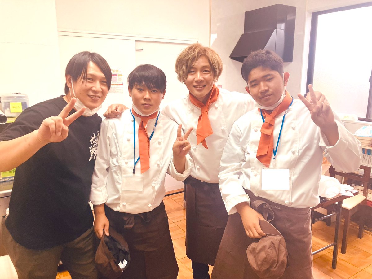 10月11日
マカパン13周年祭 &amp; 十三夜祭 完売御礼😭

2日前に突然の雨予報…
「どうか晴れてほしい。何とか曇りで。せめて小雨…」と願いながら、これまで積み重ねてきた準備が雨に流されてしまうのではないか――
胸の奥に小さな不安を抱えていました😓