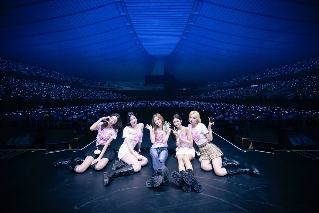 ITZY has officially completed their first sold out fan meeting in Japan for the year.

They are set to put on 2 more shows, which have sold out as well.