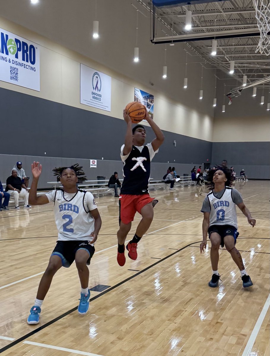 Lake Taylor’s Jamari Edwards scores on the opening tap vs LC Bird but Bird’s King Williams answers with a 3-pointer.   This could turn into a track meet!  #BigShots #JUCOPrepShowcase ⁦<a href="/BigShotsToday/">Hit The BIG SH🏀TS</a>⁩ ⁦<a href="/BigShotsGlobal/">BIG SH🏀TS</a>⁩