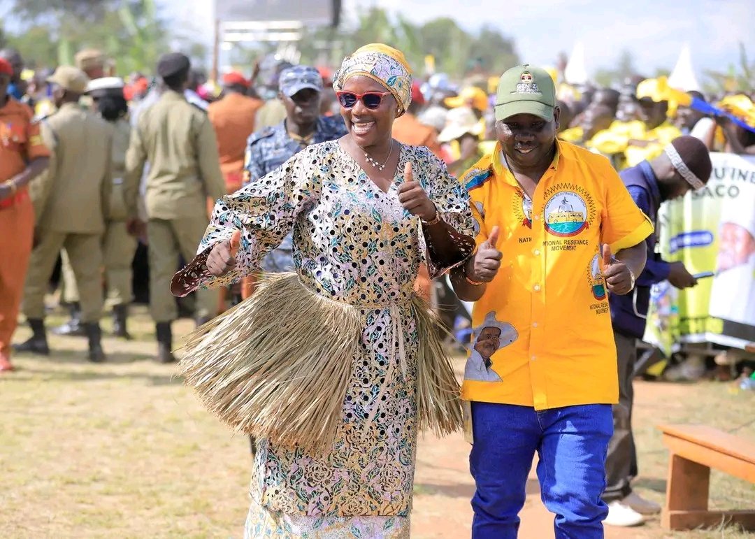 Touched base in Zombo! 🇺🇬
NRM flagbearer H.E. Yoweri Kaguta Museveni has arrived at Zombo Upper Primary School playground for his final rally of the day. Accompanied by First Lady Maama Janet Museveni, he was warmly received by senior party and government leaders.
<a href="/FirstAfrican_/">Kintu M.A</a>
