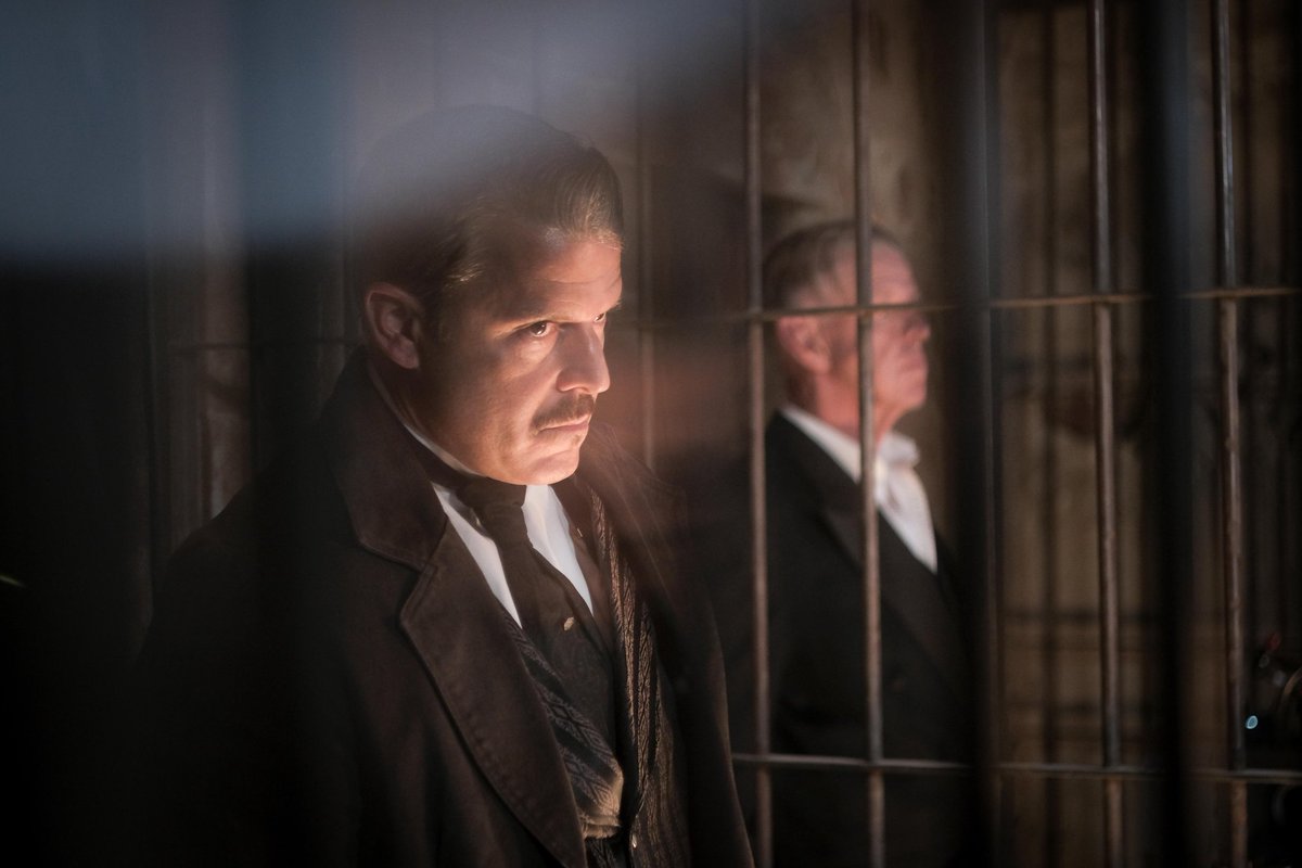 Lubilder's tweet photo. DEAD SOULS (2025), curioso western fronterizo donde Alex Cox adapta la novela de Nikolai Gogol del mismo nombre, asumiendo el protagonismo absoluto (y está estupendo), con algunos de sus toques habituales (ese sueño mezcla de animación y viaje al futuro), humor incluido... #AWFF https://t.co/zOYUTLzeQV