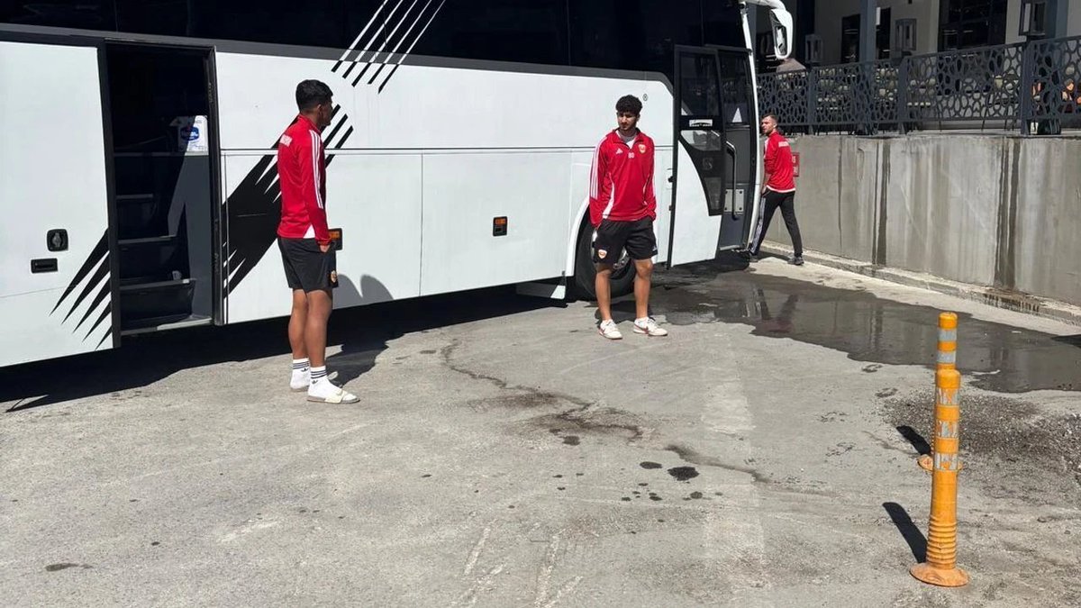 Adanasporlu futbolcular, deplasmana giderken yemek ücretinin ödenmemesi nedeniyle lokantada rehin kaldı.

• 3 bin 500 TL'lik hesabı teknik direktör Yüksel Yeşilova kendi cebinden ödedi. (Akın Ungan)