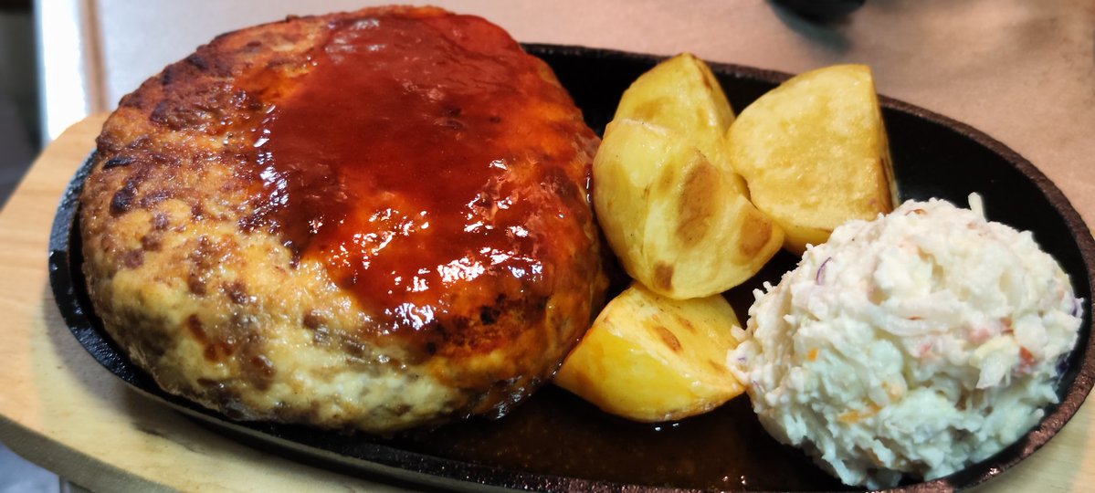 itatch_oyaji's tweet image. 昨日作ったハンバーグを盛り付けたよ

使った鶏ミンチがムネだったからか柔らかいのに肉感があって美味い
下味も敢えて薄めにしたのが功を奏して肉の味を残しつつソースともマッチして完璧
ソースはレモン汁と間違ってライム汁を入れたけど超アリ👍
肉汁もたっぷり🤤

#自炊 #料理 #ハンバーグ