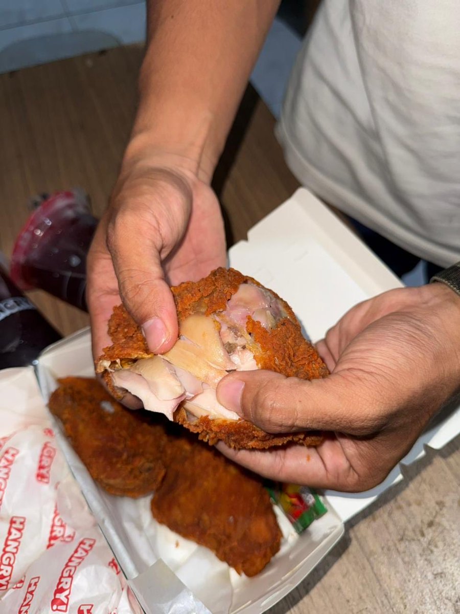 Malam hari laper dan ga ada makanan di rumah, alhasil nyoba gofood nih ayam. 
Baru pertama nyoba dan rasanya sejuicy ini, dagingnya membal2 gitu, tepungnya juga crispy banget ehh. Dapat bonus es teh manis.

Mantep lah ga nyesel belinya, meski coba2. Hehe 😋
<a href="/unochicken_id/">UNO CHICKEN</a>