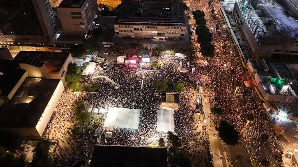 HOY: TRANSMISIÓN EN VIVO VÍA ZOOM DESDE LA PLAZA DE LOS SECUESTRADOS, CON TRADUCCIÓN SIMULTÁNEA bit.ly/jatufim11-10
Hoy a las 14:15 (hora argentina) comenzará un acto masivo desde Tel Aviv convocado por los familiares de los rehenes: "Mientras toda la nación espera con ansias