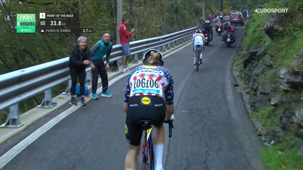 laflammerouge16's tweet image. #iLombardia - Simmons dropped at 10% slope section. 

Pogacar going solo, his race is for 2nd place but i Think Evenepoel group can get back on him.