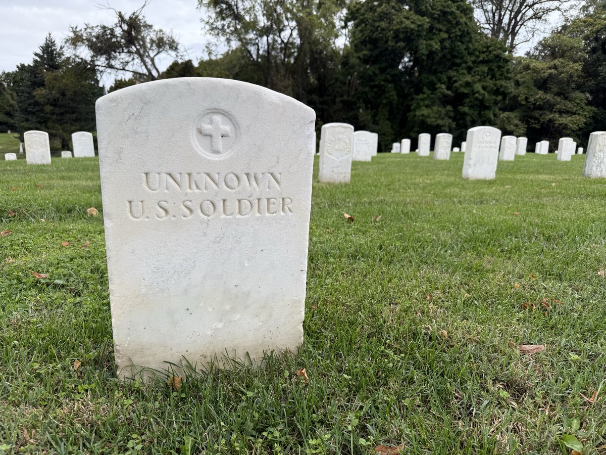market_sleuth's tweet image. I was in the Annapolis Naval cemetery after my 10K jaunt this morning & was moved to tears by this. A brave man who fought for freedom but now without a name. ✝️🇺🇸