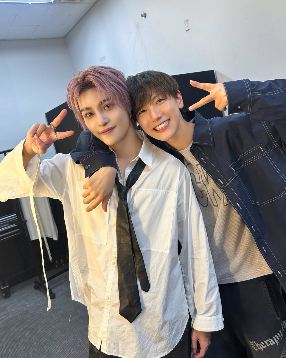 テンちゃんヤンヤンのこと大好きね🤭
ふたりとも可愛い💕
ヤンヤンお誕生日おめでとう！

 #HAPPYYANGYANGDAY 
 #YANGYANG  #TEN   #WayV