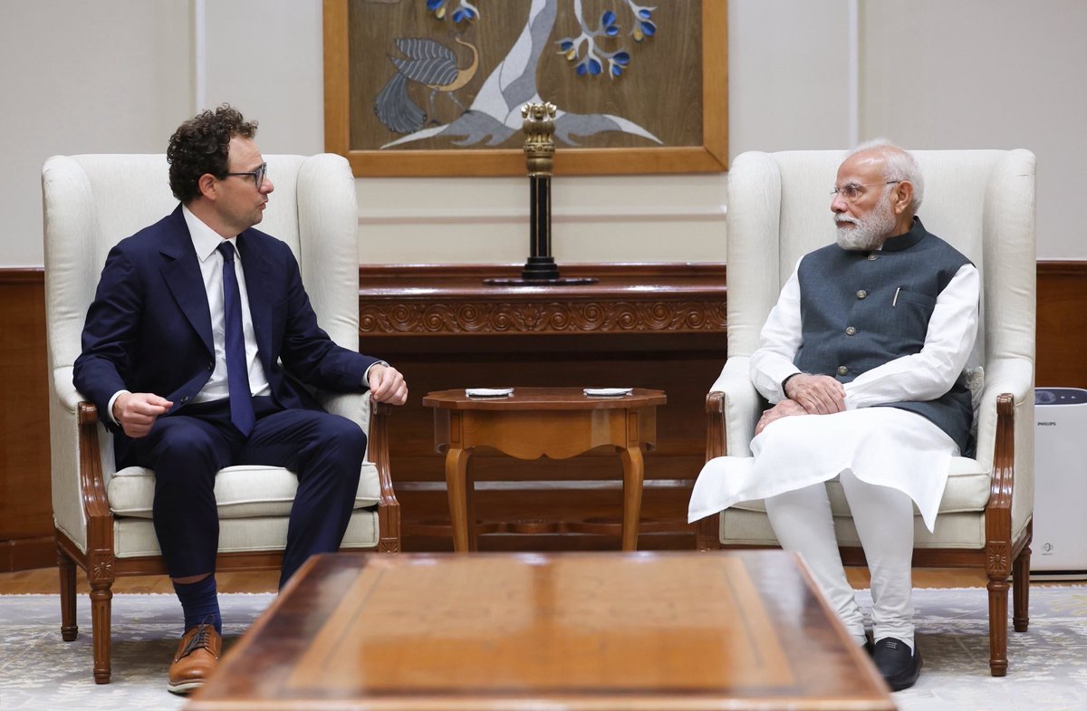 chatgpt21's tweet image. Anthropic CEO Dario Amodei met with the Prime Minister of India, Shri Narendra Modi today! 

Anthropic plans to openvan office in Bengaluru, India in 2026.