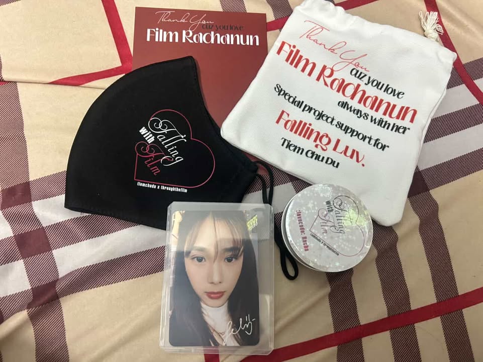 tiemchudu's tweet image. Chiếc vid feedback làm tụi tui ấm lòng, kit support cho dự án trợ giá đã đến tay các bạn rùi nè #filmracha #tiemchudu #kitsupport