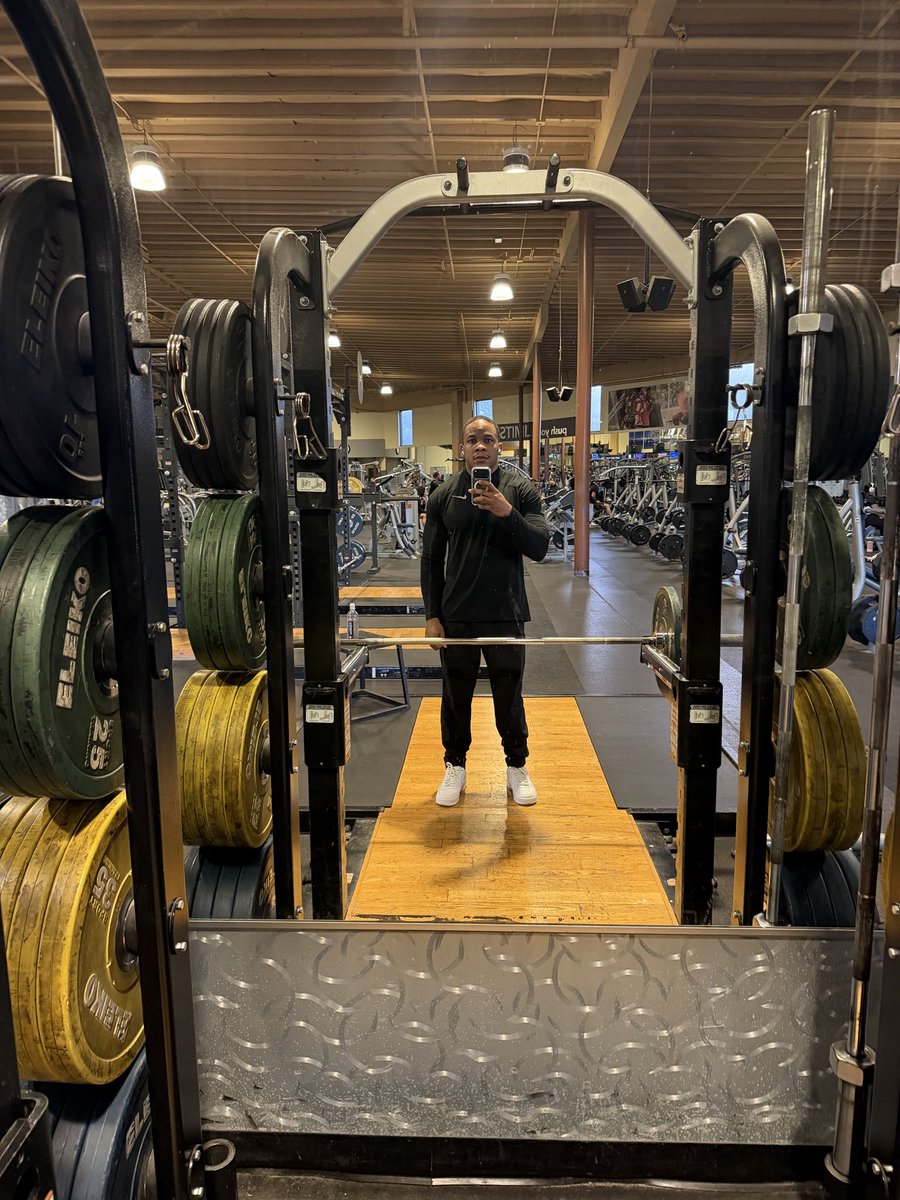 Monday I might crack a smile, Tuesday I might end up crying, Wednesday I might take a lost, Thursday I’m back to grinding. Friday I’m back to trying. 🙏🏽💪🏽
