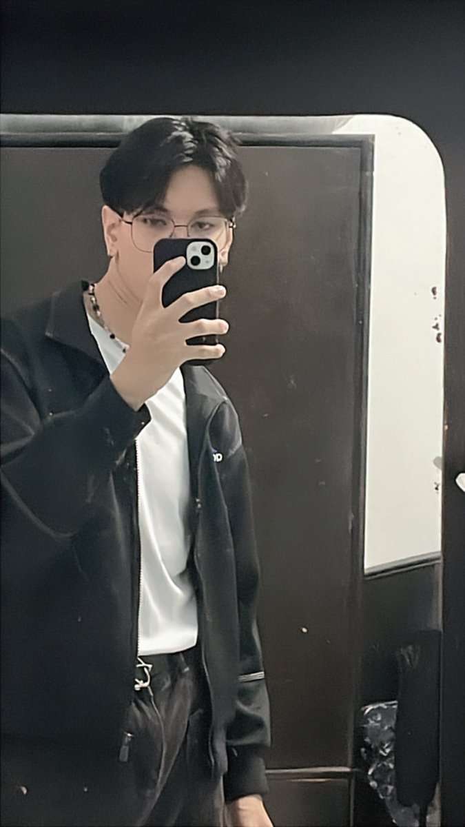 AKI (@aki1999die) on Twitter photo 