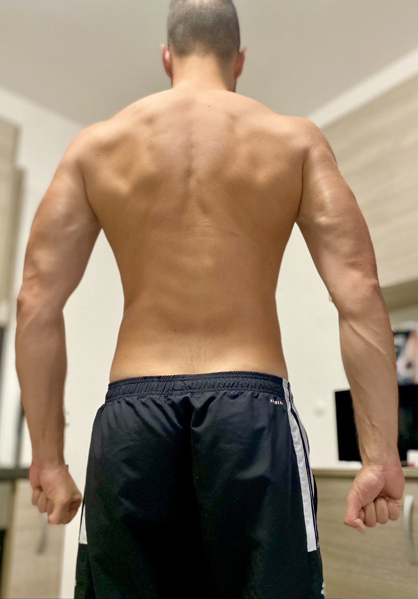 MileyWreckedMe's tweet image. #gym #back #muscles