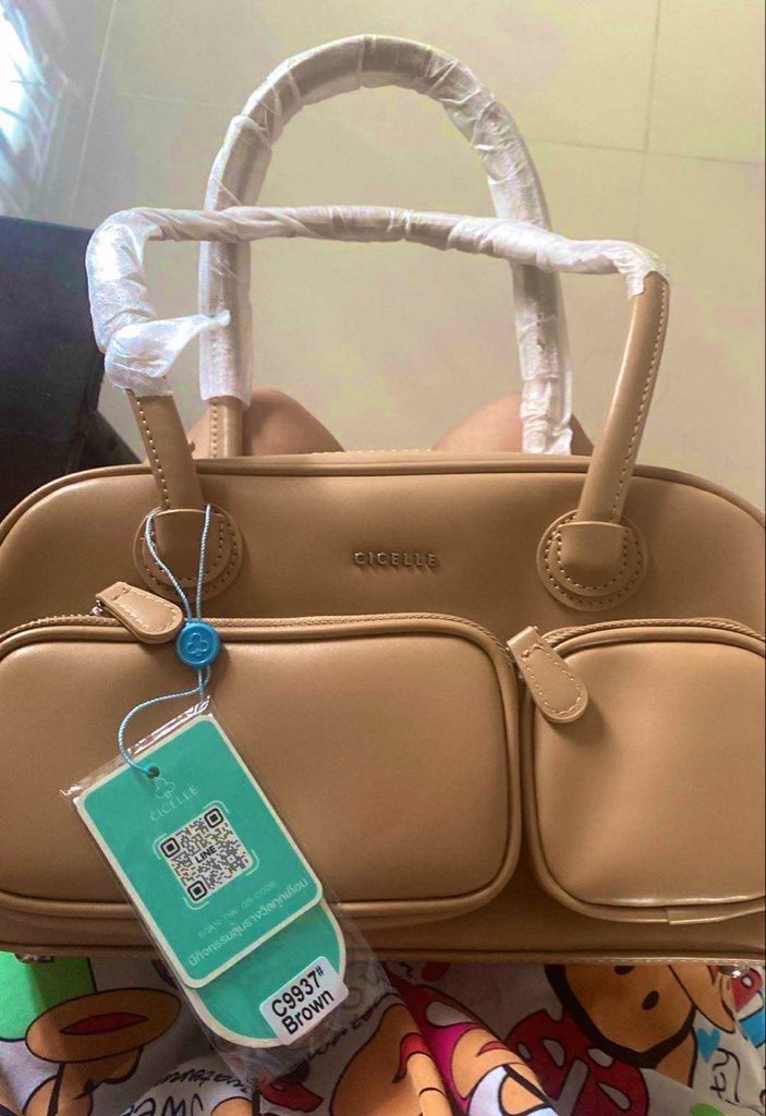 melodykittymiss's tweet photo. 𓏔 ฝากขาย 🎀🥛
‧˳ 🧁🛼 กระเป๋า #CICELLE รุ่นเตาอบ สีน้ำตาลอ่อน(ของแท้) สะพายแค่ถ่ายรูปอย่างเดียว ไม่มีตำหนิใดๆเลยค่ะ ส่งต่อ 890 รวมส่ง
dm @kawaEiei425
line : beam2158 💭
#ส่งต่อเสื้อผ้า #ส่งต่อเสื้อผ้ามือสอง #เสื้อผ้ามือสอง #ส่งต่อcintage #ส่งต่อstylist #ส่งต่อกระเป๋า https://t.co/rmWeVpp4y8