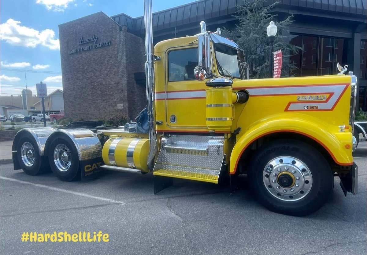 bobbi_mcgeeKY's tweet image. Classic A Model Kenworth with a 1693TA Cat looking just perfect in the Oklahoma sun ☀️ #HardShellLife