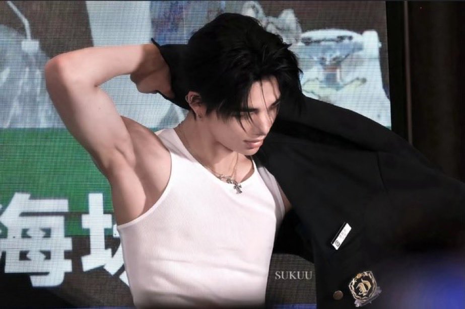 제가 이 사진을 참 좋아해요…겨드랑이도 겨드랑이인데 얼굴이 너무 비현실적으로 나옴 약간 구체관절인형 그런 느낌