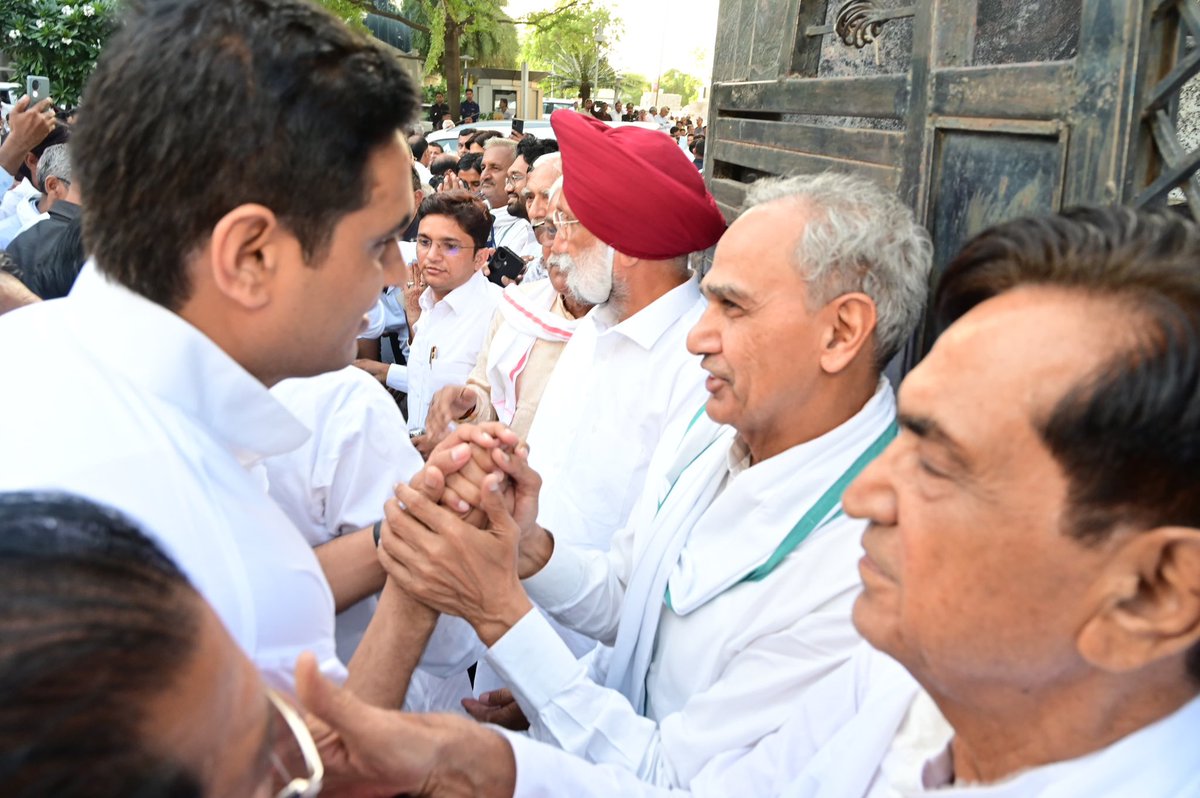 आज जयपुर में सांसद श्री हरीश मीणा के पुत्र स्व. श्री हनुमंत मीणा की तीये की बैठक में शामिल होकर श्रद्धांजलि अर्पित की।

इस दुःखद घड़ी में परिवारजनों के प्रति अपनी गहरी संवेदनाएँ व्यक्त की।