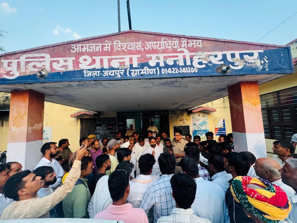 MukeshDevGurja2's tweet image. आज विधानसभा क्षेत्र के मनोहरपुर कस्बे में स्थित परमानंद गारमेंट्स पर हथियारबंद व्यक्तियों द्वारा हमले की खबर सुनते ही, विधायक बड़े भाई साहब मनीष यादव जी तुरंत पीड़ित परिवार और कस्बेवासियों के साथ मनोहरपुर पुलिस थाने पहुँचे