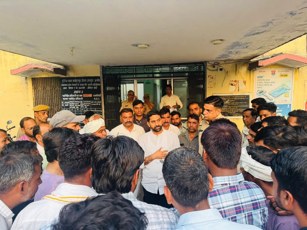 MukeshDevGurja2's tweet image. आज विधानसभा क्षेत्र के मनोहरपुर कस्बे में स्थित परमानंद गारमेंट्स पर हथियारबंद व्यक्तियों द्वारा हमले की खबर सुनते ही, विधायक बड़े भाई साहब मनीष यादव जी तुरंत पीड़ित परिवार और कस्बेवासियों के साथ मनोहरपुर पुलिस थाने पहुँचे