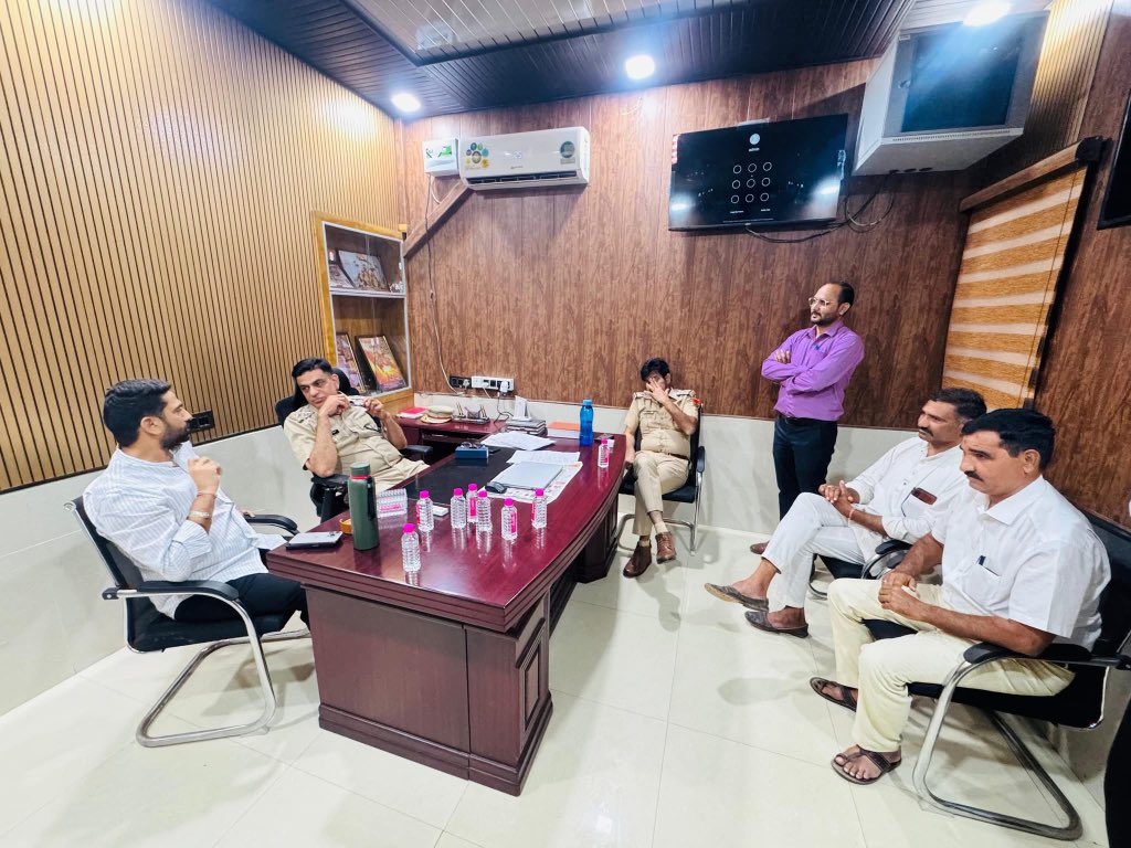 MukeshDevGurja2's tweet image. आज विधानसभा क्षेत्र के मनोहरपुर कस्बे में स्थित परमानंद गारमेंट्स पर हथियारबंद व्यक्तियों द्वारा हमले की खबर सुनते ही, विधायक बड़े भाई साहब मनीष यादव जी तुरंत पीड़ित परिवार और कस्बेवासियों के साथ मनोहरपुर पुलिस थाने पहुँचे