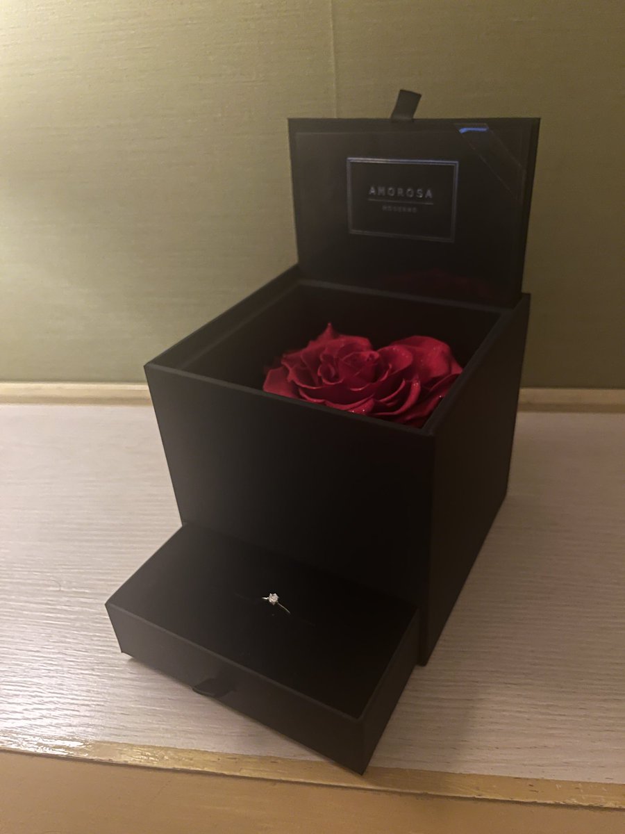 haru_appIe's tweet photo. 紅楼夢前日ではありますがなんとびっくりプロポーズされました💍🌹
うれしいね https://t.co/cOXLUhedP3