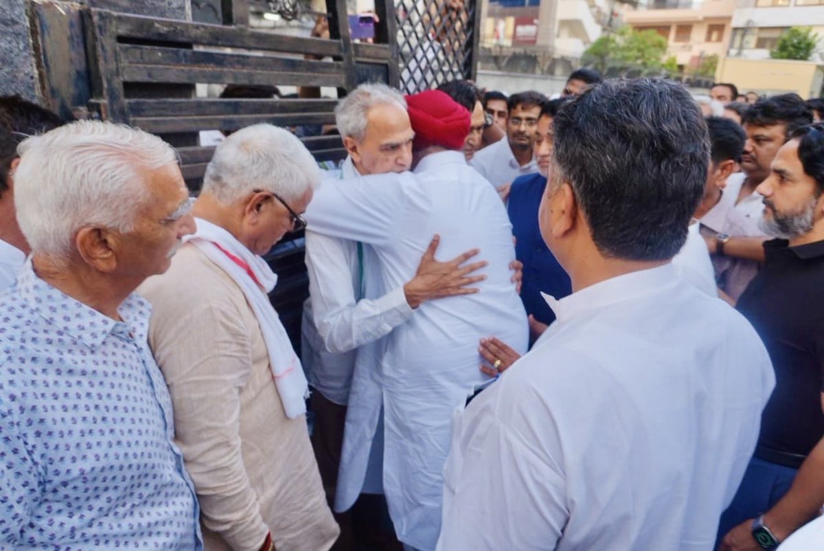 Sukhjinder_INC's tweet photo. टोंक-सवाई माधोपुर के सांसद श्री हरीश मीणा जी के पुत्र स्वर्गीय श्री हनुमंत मीणा जी की तीये की बैठक में शामिल होकर उन्हें पुष्पांजलि अर्पित की और भावपूर्ण श्रद्धांजलि दी।

इस अत्यंत दुःखद घड़ी में परिवारजनों के प्रति अपनी गहरी संवेदनाएँ व्यक्त करता हूँ।

ईश्वर से प्रार्थना है कि दिवंगत आत्मा को अपने श्रीचरणों में स्थान दें और शोकाकुल परिवार को यह असहनीय दुख सहन करने की शक्ति प्रदान करें।