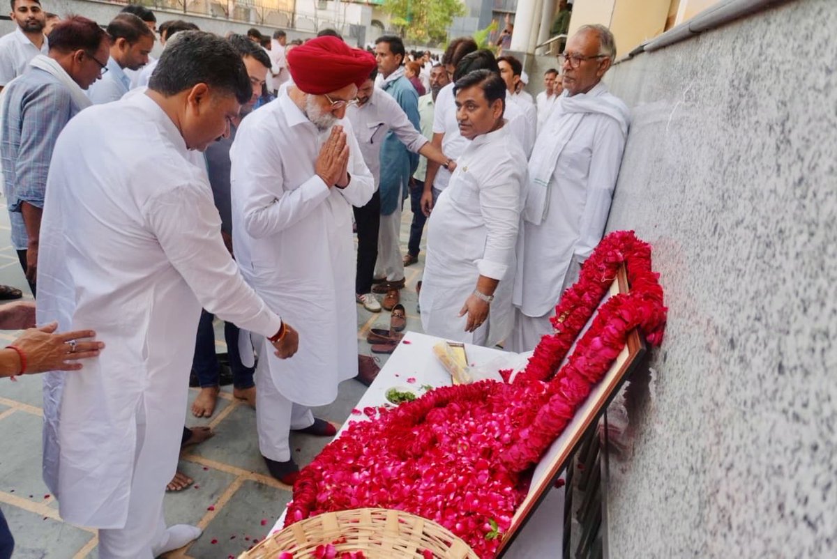 Sukhjinder_INC's tweet photo. टोंक-सवाई माधोपुर के सांसद श्री हरीश मीणा जी के पुत्र स्वर्गीय श्री हनुमंत मीणा जी की तीये की बैठक में शामिल होकर उन्हें पुष्पांजलि अर्पित की और भावपूर्ण श्रद्धांजलि दी।

इस अत्यंत दुःखद घड़ी में परिवारजनों के प्रति अपनी गहरी संवेदनाएँ व्यक्त करता हूँ।

ईश्वर से प्रार्थना है कि दिवंगत आत्मा को अपने श्रीचरणों में स्थान दें और शोकाकुल परिवार को यह असहनीय दुख सहन करने की शक्ति प्रदान करें।