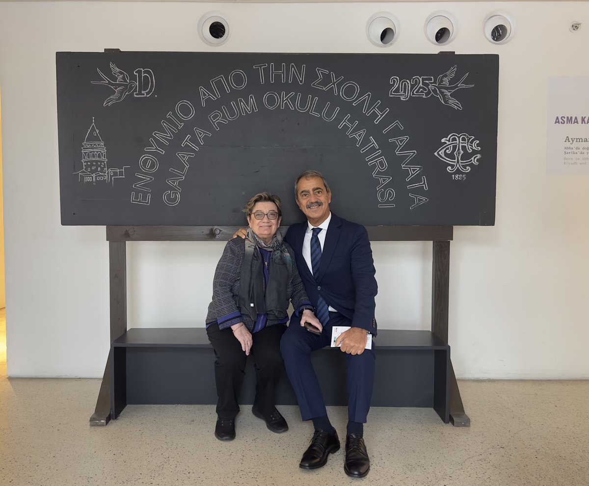 Küratör Christine Tohmé’nin Üç Ayaklı Kedi başlığı altında kurguladığı 18 ci  İstanbul Bienali 30 ülkeden, 47 sanatçının eseri, 8 mekanda sergileniyor.Ana mekanlardan olan Galata Okulu Rum Vakfında Bienal performansına hayran kaldım. <a href="/iksv_istanbul/">İstanbul Kültür Sanat Vakfı</a> ve <a href="/kocholding/">Koç Holding</a> e teşekkürler.