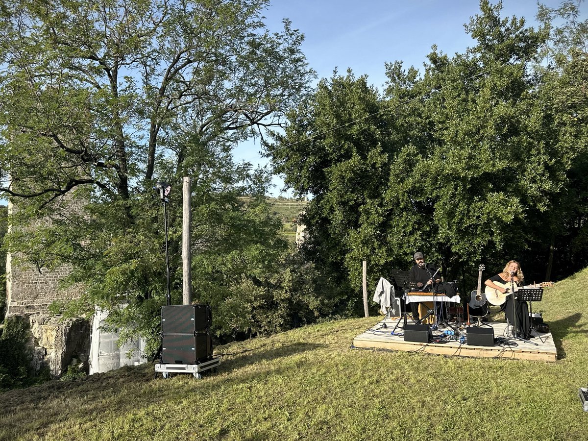 #onokad u šumi nađeš <a href="/ElisLovric/">Elis Lovrić</a> 🤣
Koncert Elis Lovrić i Franko Krajcar