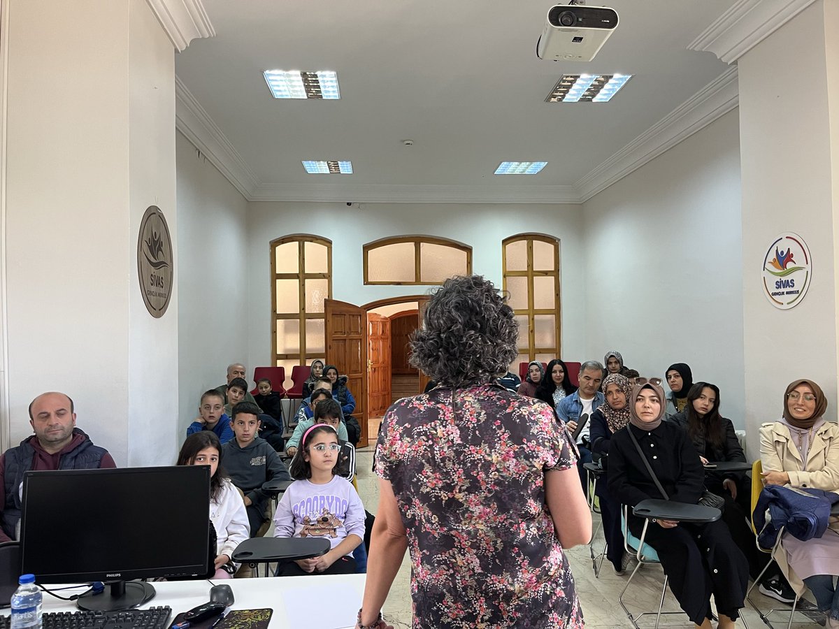 GSB_SivasGM's tweet photo. Gençlik merkezimizde başlayacak olan “Oyunlarla İngilizce” eğitimimizin tanışma ve bilgilendirme toplantısını gerçekleştirdik! 🎉
Katılımcılarımızla tanıştık, eğlenceli aktivitelerle dolu bir dönemin ilk adımını attık. 💬🧩 https://t.co/SjNvCvJZfx