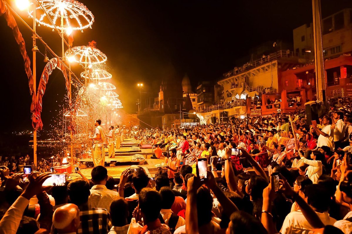 RONBupdates's tweet image. आस्था र विश्वास: Ganga Aarati in Banaras, Kashi. 🕉️❤️

Pic. Devesh Gupta
