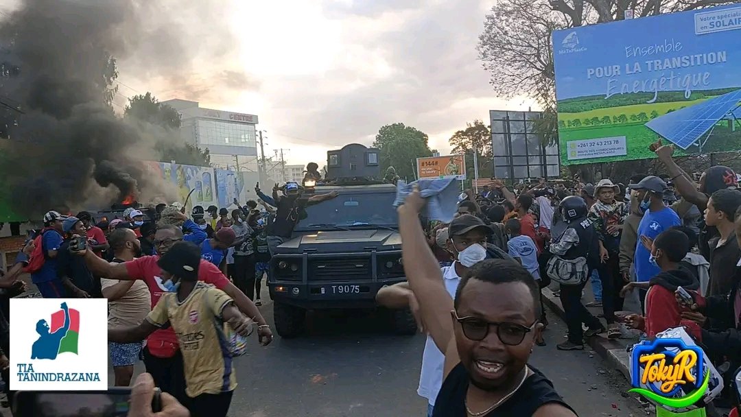 LRynoh76653's tweet photo. Anosy vers ambohidratovo en ce moment, les Genz avec CARSAT🇲🇬
#GenZProtest 
#GenZMadagascar 
#FreeMadagascar https://t.co/UM0ADqgUqW