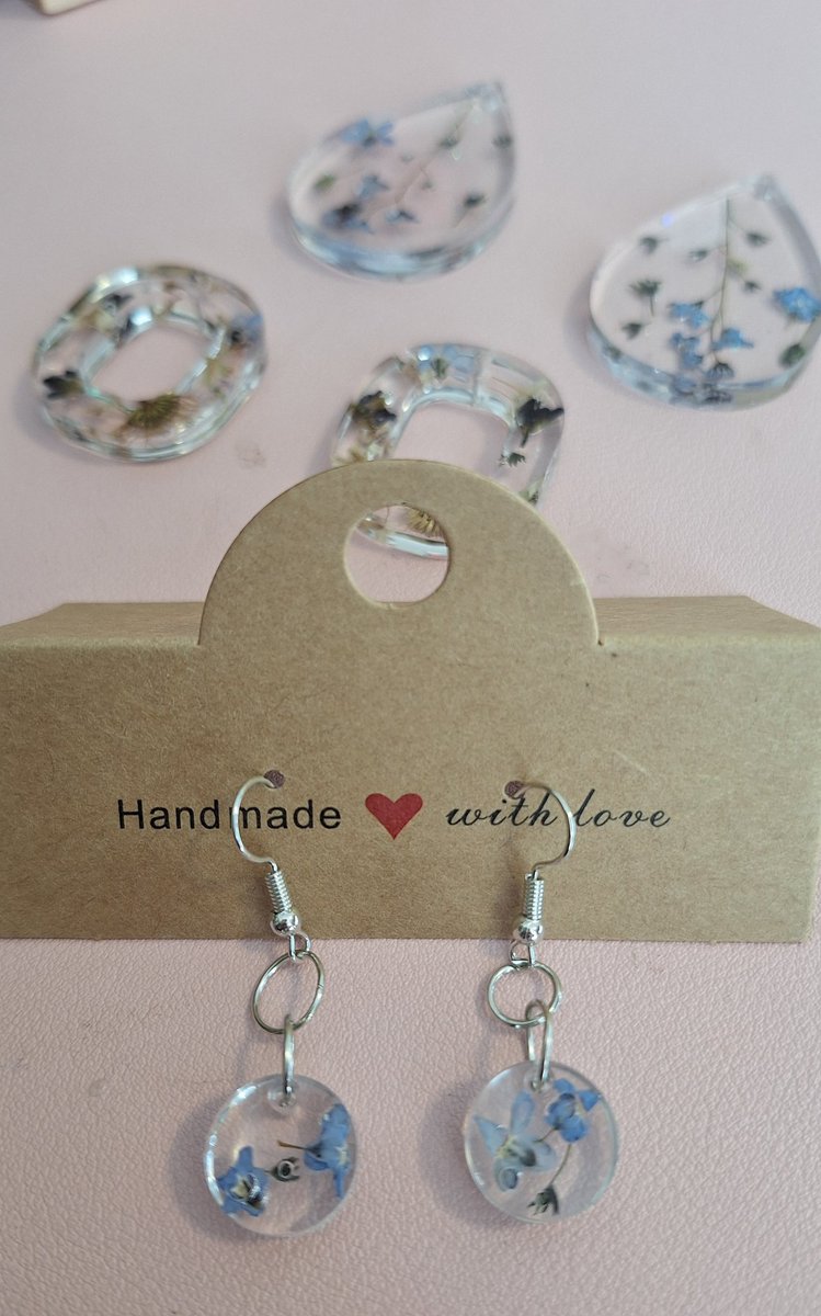 Janicerobin1963's tweet photo. Treasure those memories#pressedflowers#keepsake#handmade#forgetmenots https://t.co/mKvDZjkjAF