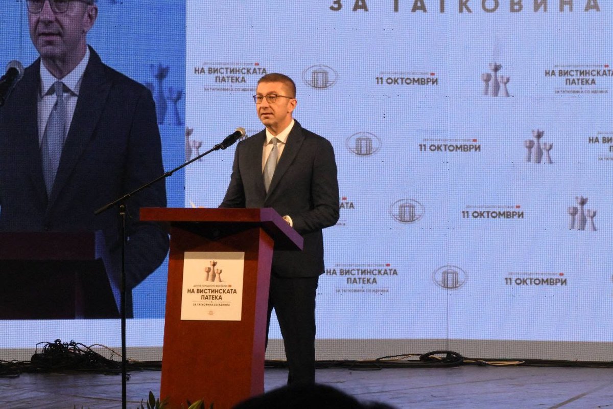 MickoskiHM's tweet photo. Поробени, но никогаш покорени“ се зборовите со кои почнува манифестот на македонските партизани кои го испраќаат до народот што во тоа време се соочил со најголемата воена агресија дотогаш. Во овие зборови е содржана суштината на поривот и пркосот што таа генерација го даде кон тогаш најголемата сила што светот ја познаваше. Во таа реченица се препознава одлучноста да се успее, и кога многу поголеми се против вас, и дека секоја битка може да се победи или да се загуби обидувајќи се да се победи, но никогаш да не се откажете дури и тогаш кога работите изгледаат безизлезни. Потребно е за сè да се има цел и мотив за борба. Слободата беше заедничката цел на луѓето од различни народи кои тогаш се обединија. Таа генерација немаше гаранција дека ќе победи, напротив, се соочуваше со удари и препреки за секоја педа за која се бореа, но останаа непокорни и на крајот победија.

Да, можеби патот не е лесен. Но е вистинскиот. И тој пат го градиме со срце, со вера и со љубов кон татковината. Секој чекор е за иднината на нашите деца, за младите што сакаат да останат, за татковината што не се предава! Ова е времето на генерацијата што не се колеба,  генерацијата што ја гради својата земја со дела, не со зборови!
Генерацијата што ја продолжува борбата започната на 11 октомври – борбата за достоинство, за правда и за слобода!

Стануваме земја што верува во себе, земја што создава, земја што не се плаши да сонува големи соништа!
И нека знае секој, оваа генерација нема да ја изневери државата!

И кога ќе се свртиме и видиме црвеното знаме со сонцето на слободата, да се сетиме дека тоа сонце изгрева само за тие што не се предаваат!