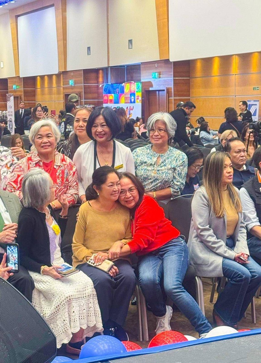 PIADesk's tweet image. Ibinahagi ni First Lady Liza Marcos ang kanyang pagdalo sa Serbisyo Caravan para sa OFWs sa London, United Kingdom nitong Oktubre 10, 2025.

Ang One-Stop Shop Serbisyo Caravan ay nagbigay ng iba’t ibang serbisyo mula sa mga ahensya ng pamahalaan.

(📷: FLLAM)

#BagongPilipinas